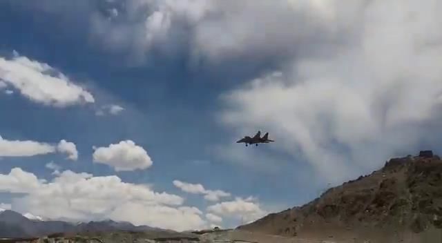 空軍基地に関しては、インドは中国よりも良い位置にあります。 ラダックとチベットの地域には、レー、スリナガル、アバンティプール、バレーリー、アダンプール、ハルワラ（ルディアナ）、アンバラ、シルサの空軍基地があります。 一方、中国はラダック近くのホータンとガルグンサから戦闘機の運用を開始する必要があります。